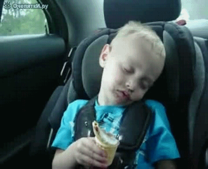 Смех да и только, ребенок уснул кушая мороженное