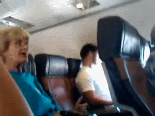 Бабка жжот в самолете 